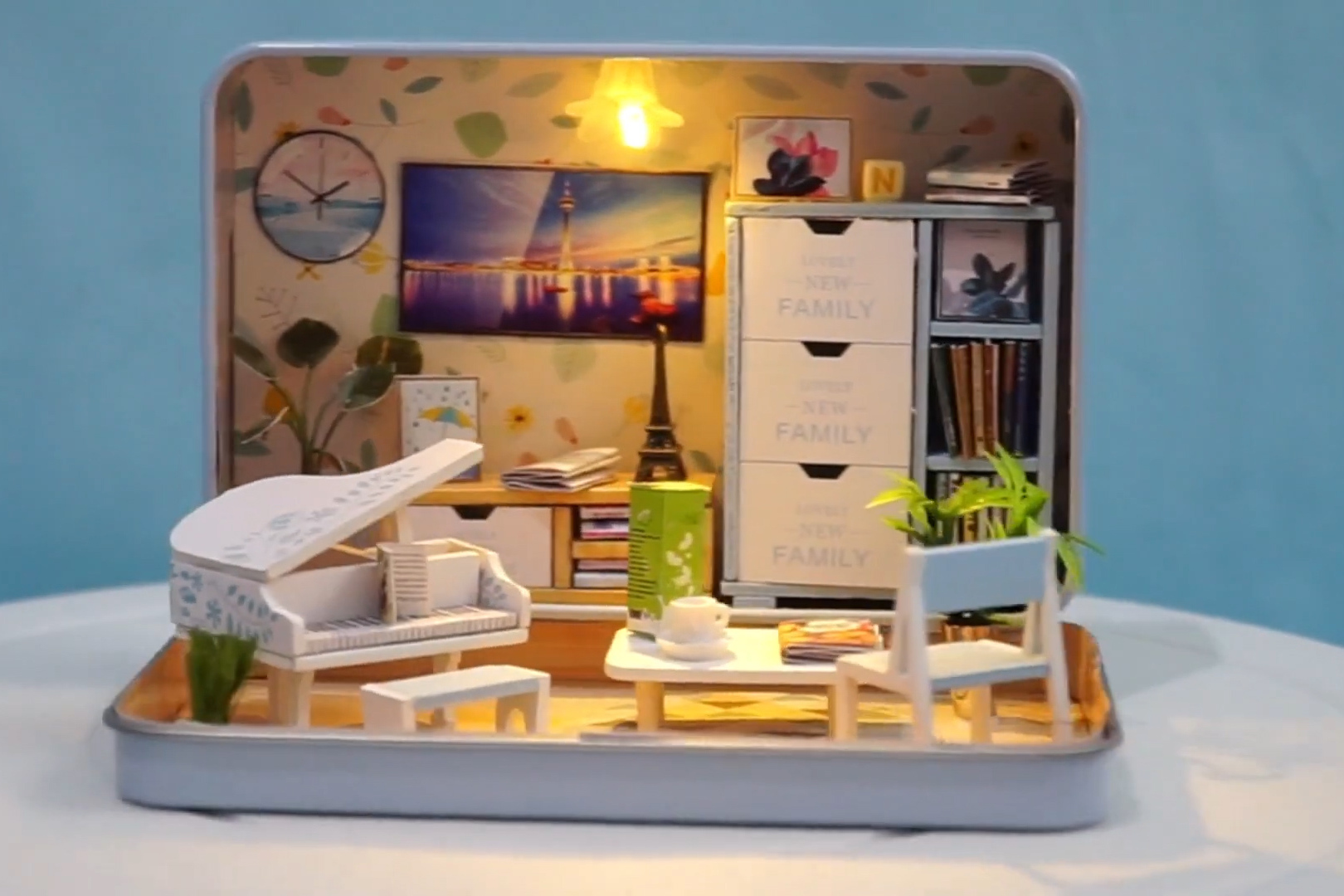 diy迷你娃娃屋铁盒子里的音乐客厅