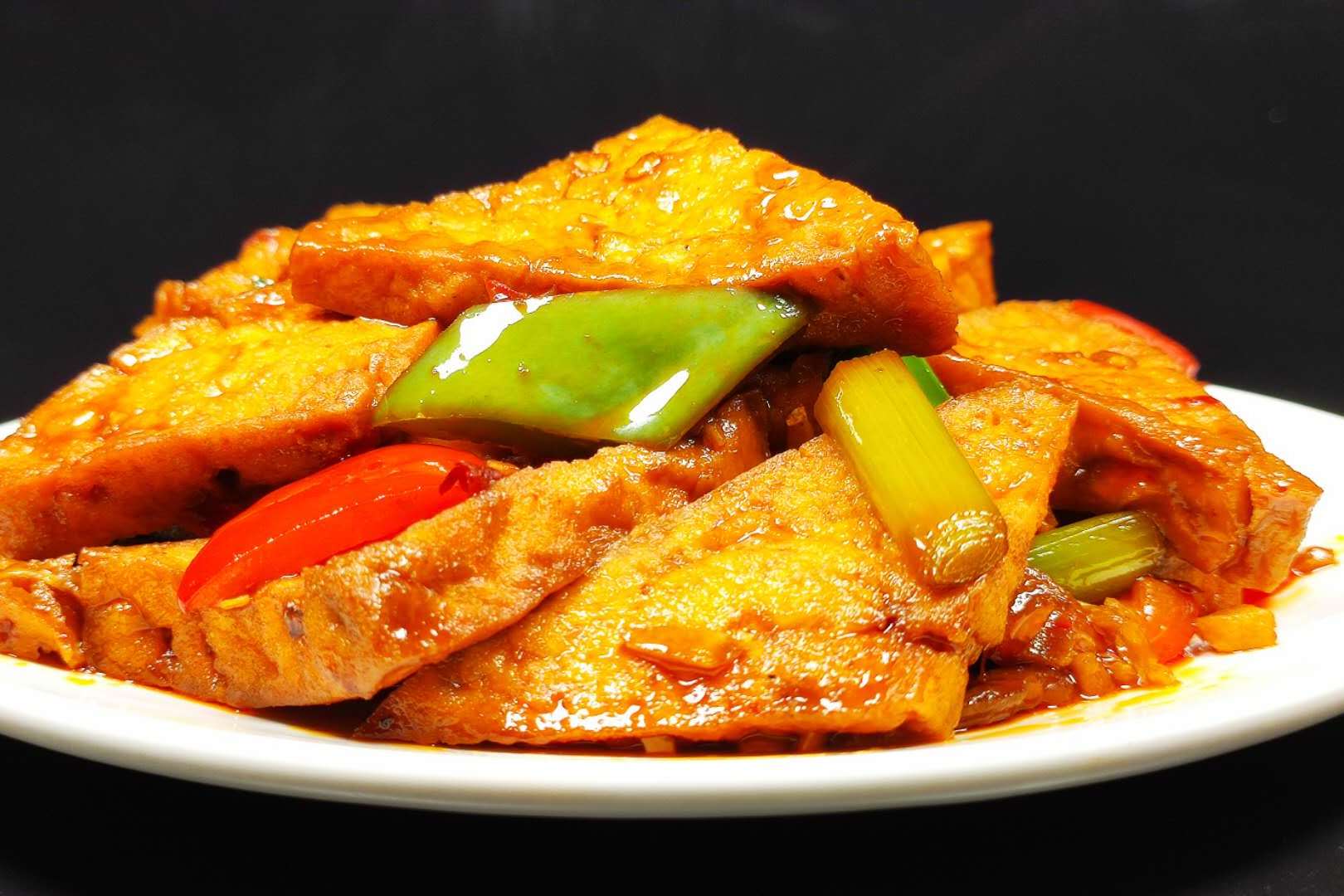 用1块豆腐做的回锅豆腐外酥里嫩鲜香入味素菜也能做的很下饭