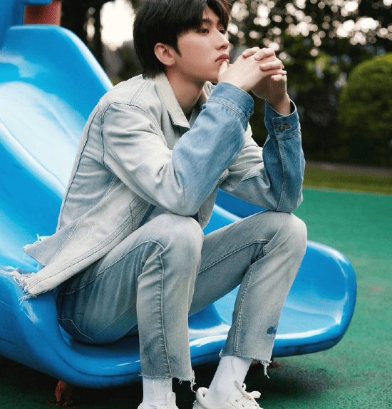 蔡徐坤游乐场帅照曝光,表情超萌显童趣,蓝之琳要被他萌翻了