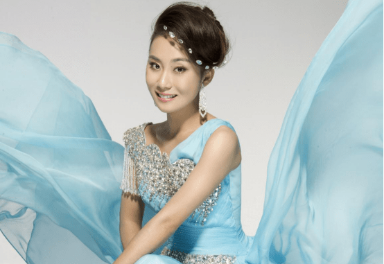 在歌手吴婧的深情演绎下,歌曲《我与你同在》将歌曲