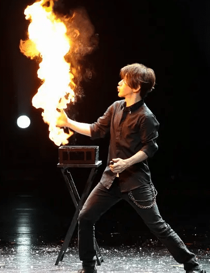 王力宏冲进春晚后台,怒甩刘谦1个耳光,春晚紧急发声明撇清关系