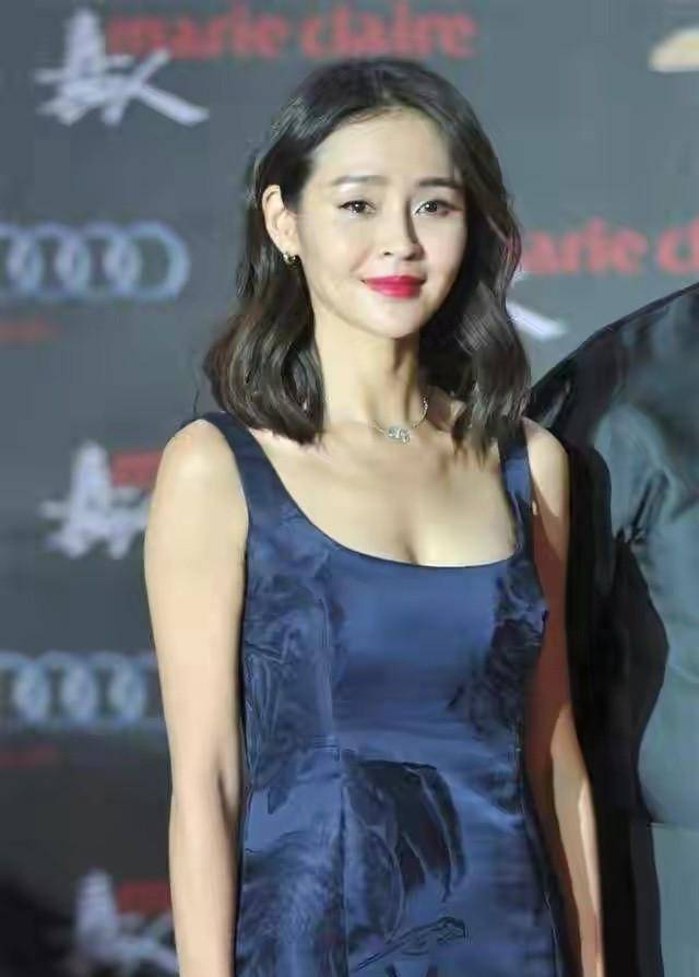 原创 于明加真性感尤物,穿鱼尾裙撑出凹凸感,37岁身材真有料