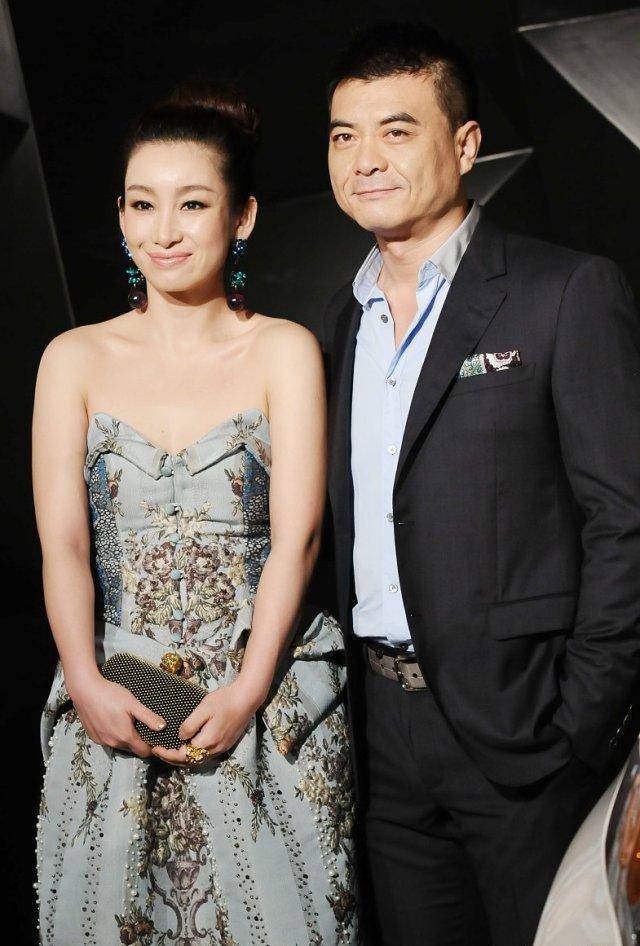 原创 秦海璐难逃幸福胖,穿抹胸裙秀丰盈身材,王新军满脸宠溺