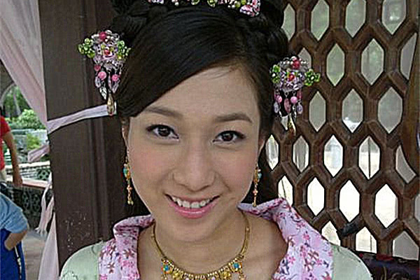 原创 有种"改变"叫13年后的好彩妹,丑姑娘成高级脸,谁能认出?