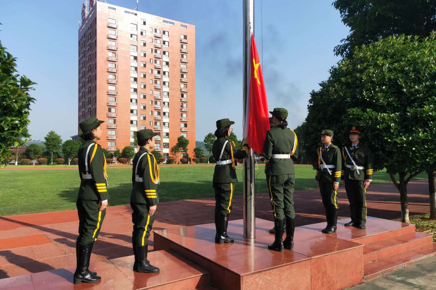 5月18日,拍到长沙市望城金海中学每周一清晨举行的升旗仪式