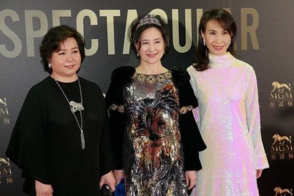 何超琼三姐妹同框,穿亮片裙配皇冠站c位好贵气,豪门气质