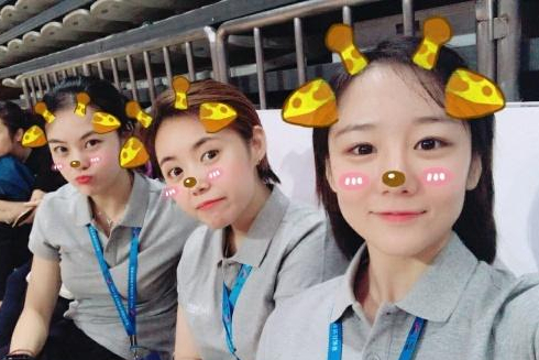 邓琳琳从小就跟哥哥邓枭枭一样,被父亲送到了是体校进行体操练习.