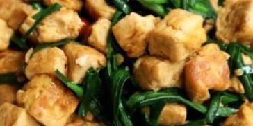 豆腐别再炖着吃了，加一把韭菜，香味浓郁，营养又美味