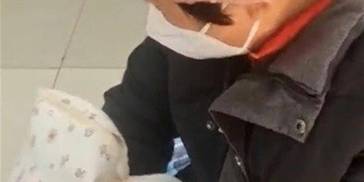 出生1天男婴被父亲喂水呛咳死亡，新生儿安全需要多方托举