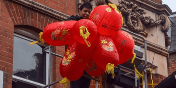 迎接中国春节 伦敦唐人街大红灯笼高挂