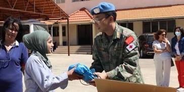 中国第21批赴黎维和医疗分队向当地学校捐赠学习用具