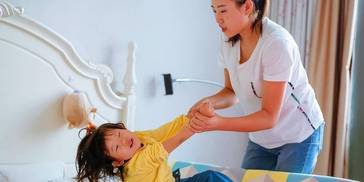 天气冷孩子早上赖床怎么治？试试这些方法，一治一个准