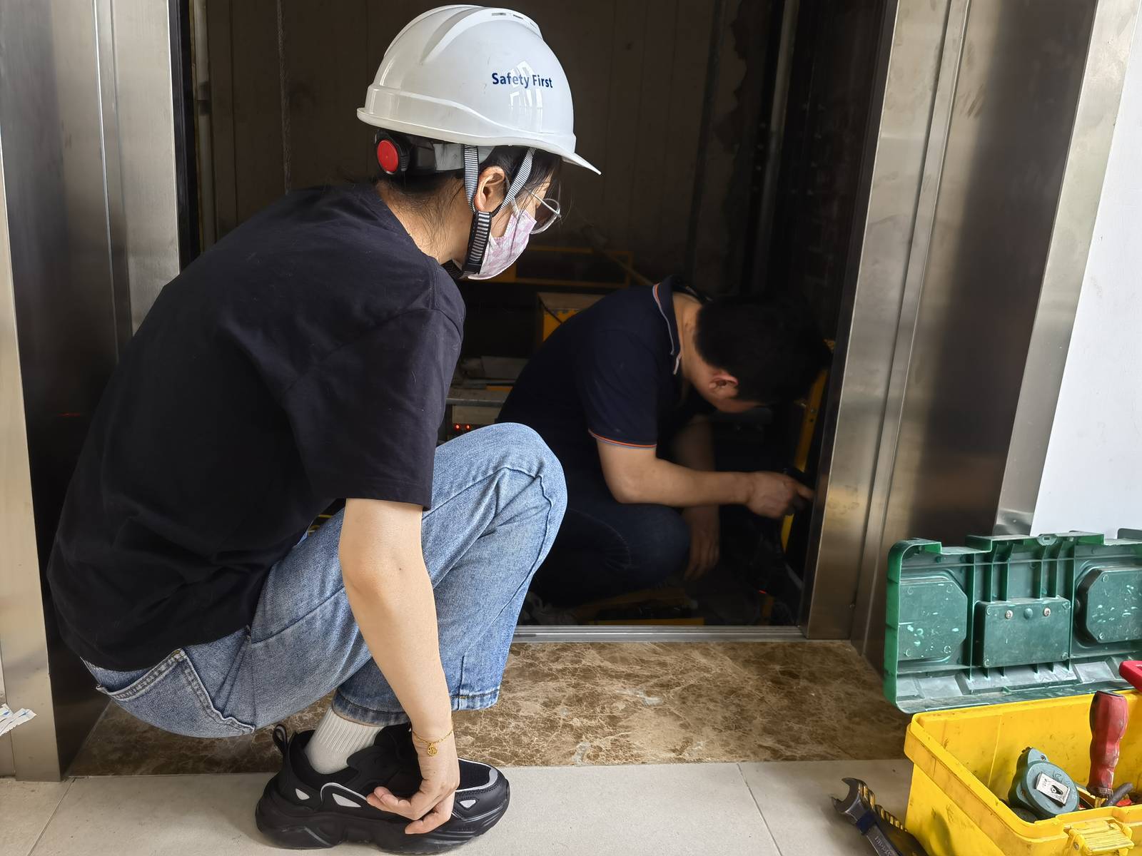 厉害女维保员在电梯后服务市场中奉献她力量