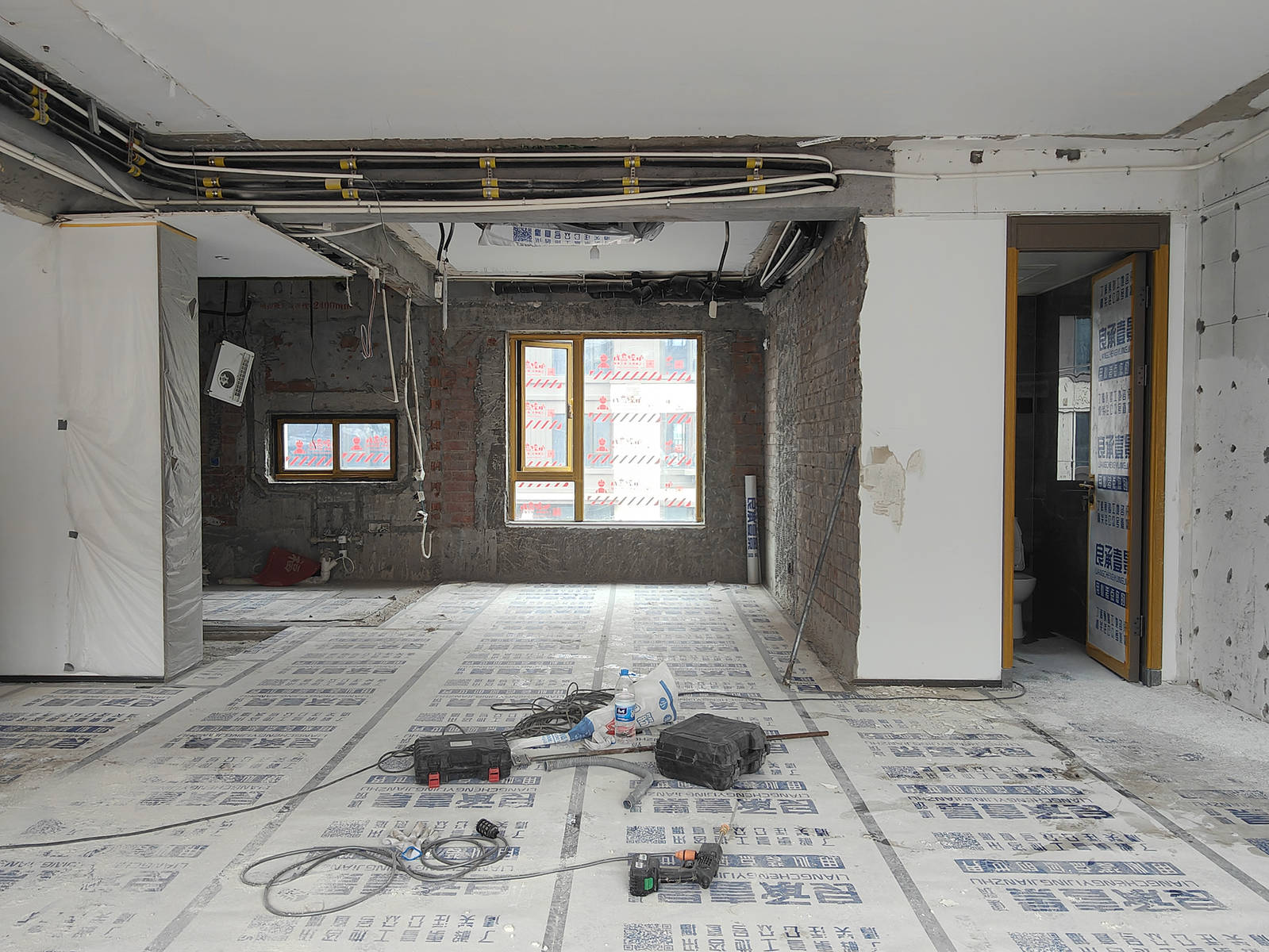 装修记录厦门精装房改造敲打拆除现场