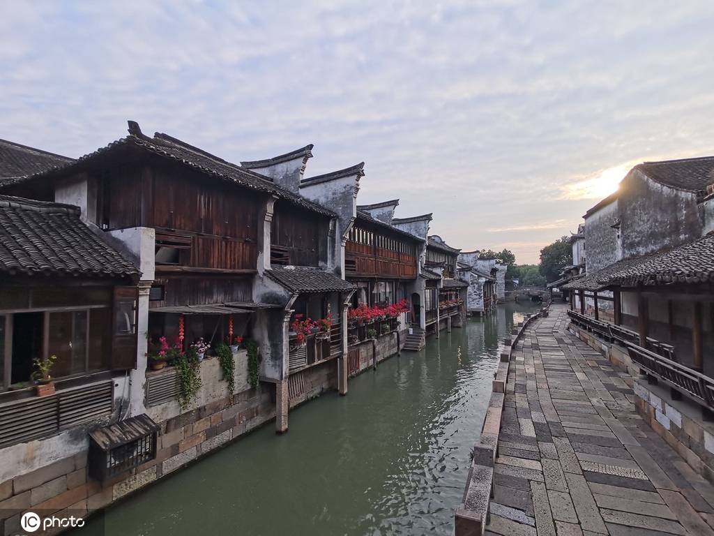 浙江乌镇典型的中国江南水乡古镇