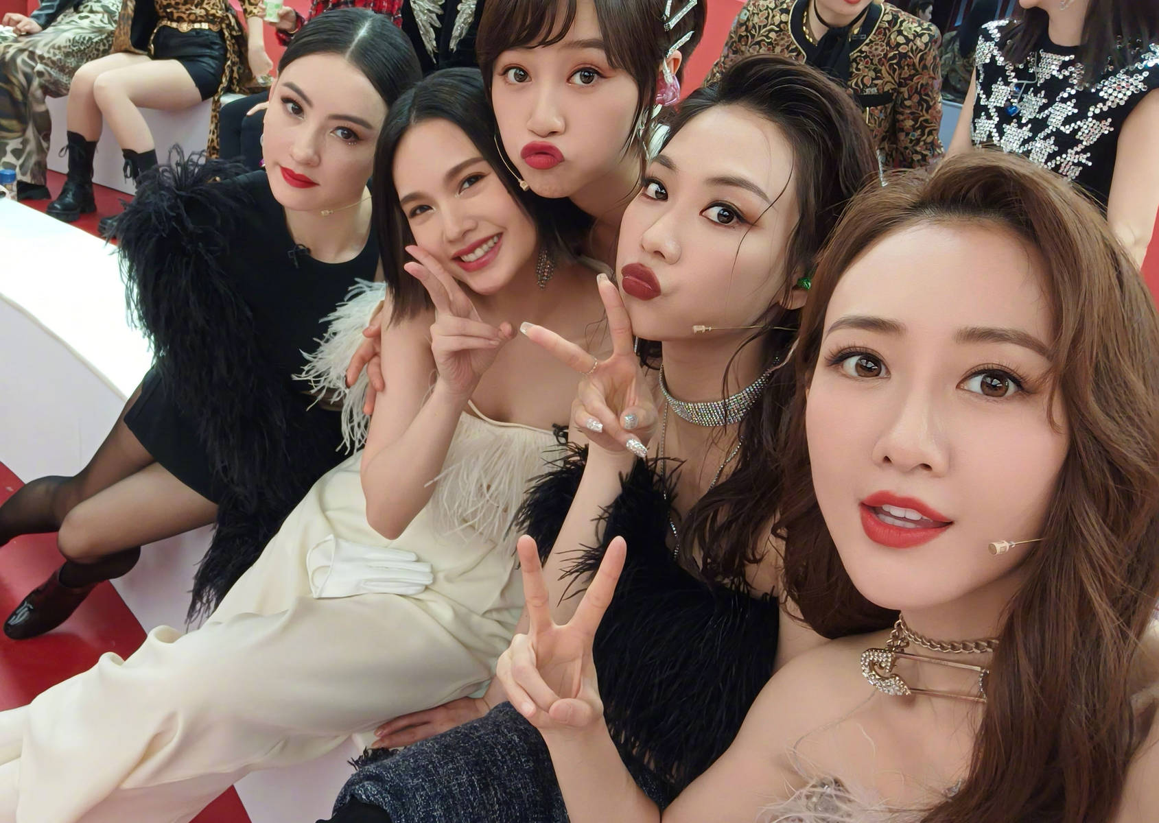 论明星保养和美颜重要性，那英王鸥张柏芝等合照，能看出年龄差吗