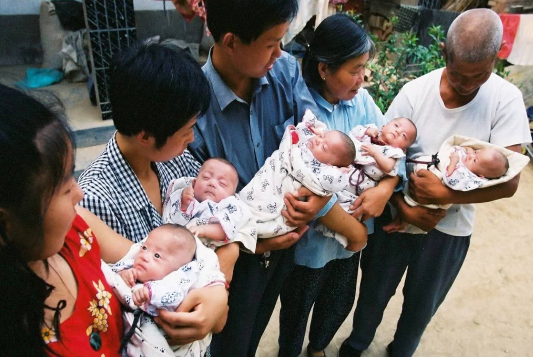 18年过去了,中国首例“五胞胎”家庭的现状如何?前路漫漫苦自知-搜狐大视野-搜狐新闻