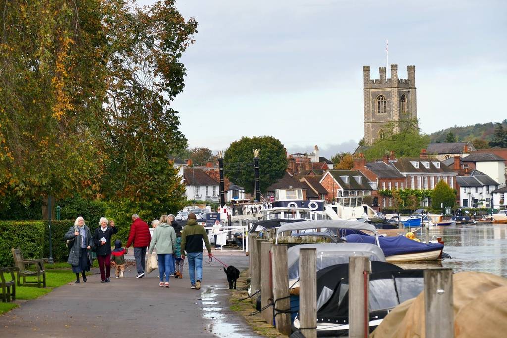 英国牛津郡秋日午后沉闷民众漫步泰晤士河畔