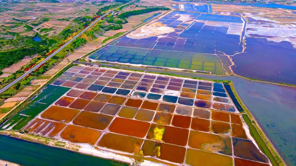 初夏时节山东荣成七彩盐田色彩斑斓