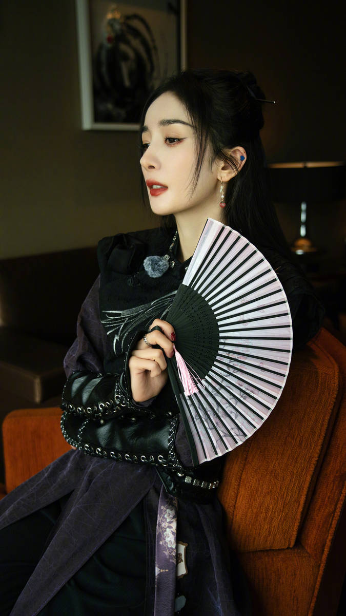 杨幂古风造型变身侠客手摇折扇飘逸洒脱