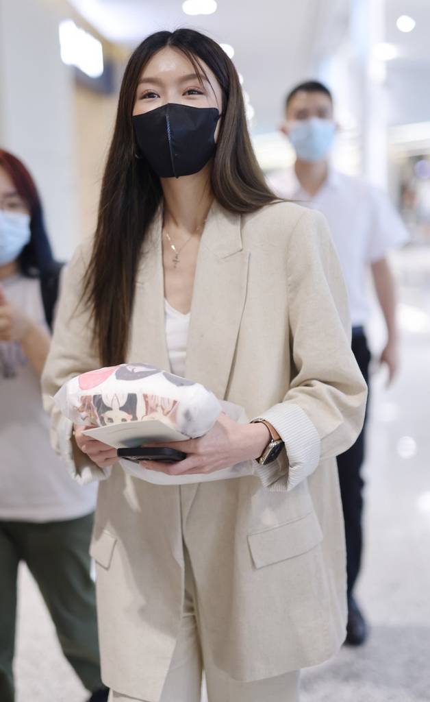 文咏珊现身上海虹桥机场身穿白色西服精致干练