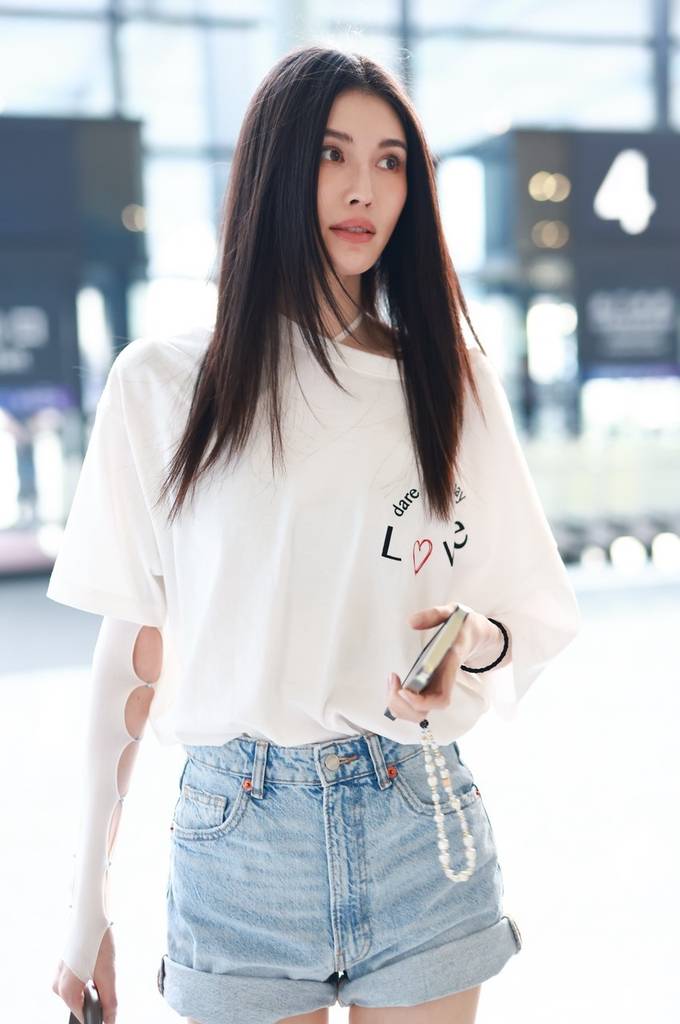 何穗现身上海虹桥机场白t短裤简约松弛