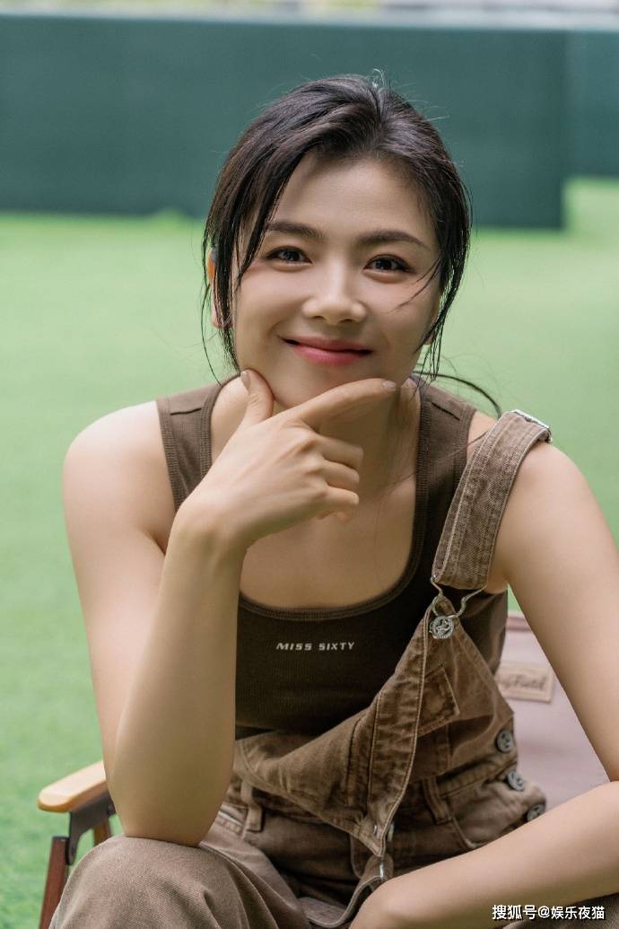 近日,中国内地影视女演员刘涛一组九宫格" 六桃的闪光碎片"夏日写真