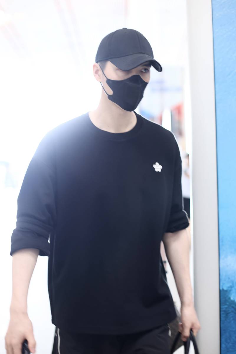 阿云嘎全黑装扮现身眼神略带抑郁感帅气迷人