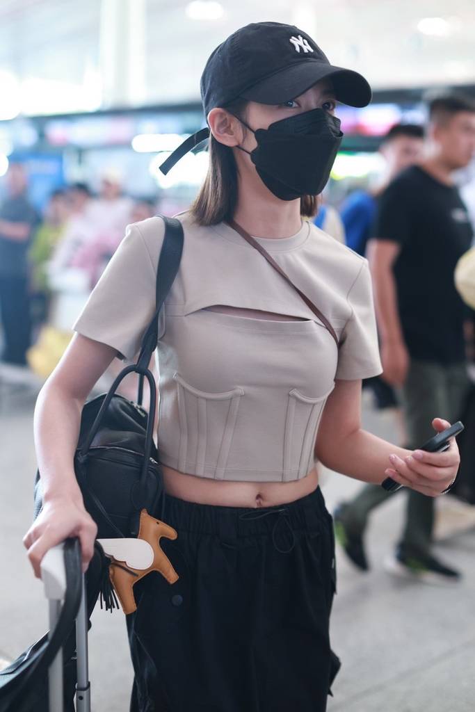 陈钰琪机场黑色棒球帽米色镂空t恤时尚甜酷