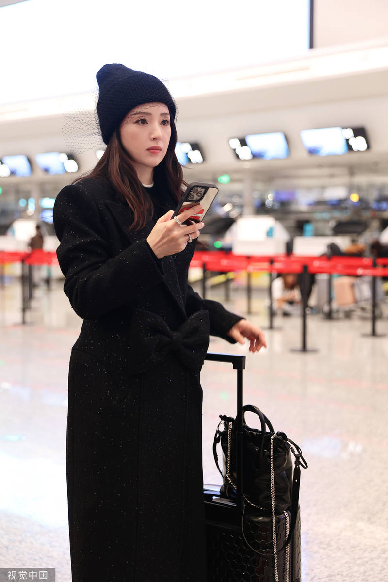 董璇黑色大衣造型气质出众戴毛线帽保暖又时尚