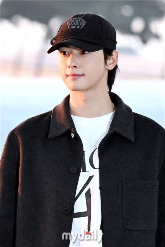 车银优启程飞往中国香港穿着低调遮挡不住的贵气