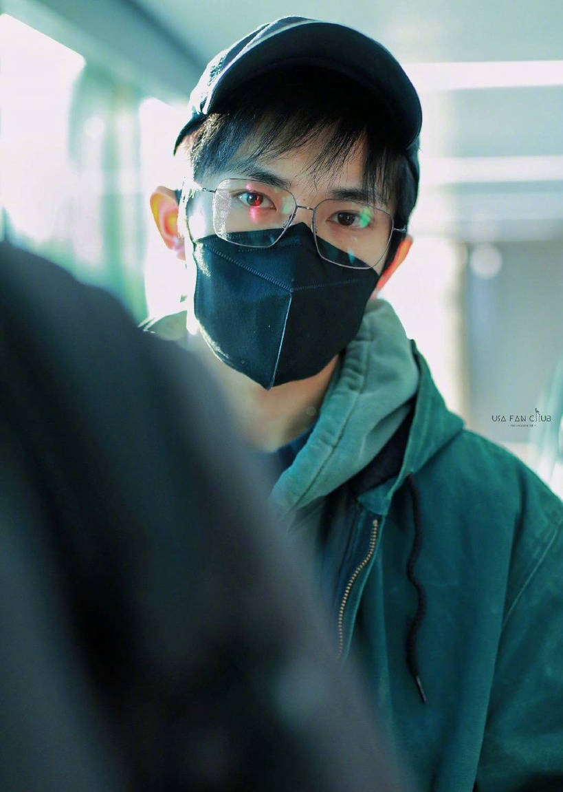 易烊千玺米兰出发路透曝光戴银丝眼睛安静斯文