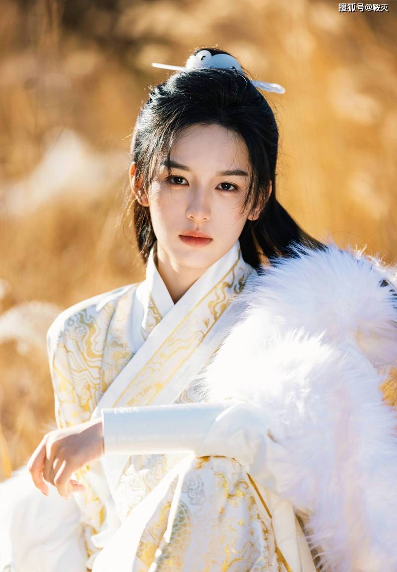 周也穿上古装汉服,英气逼人-搜狐大视野-搜狐新闻