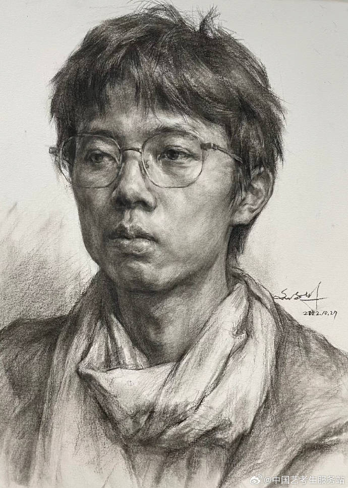 戴眼镜男青年素描头像