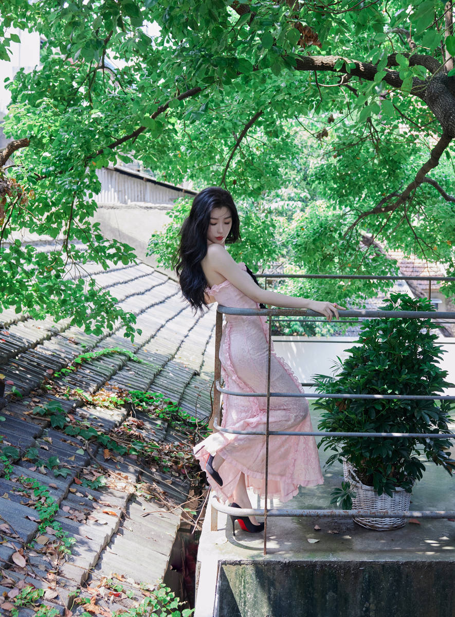 虞书欣穿粉色长裙好甜脚踩红底高跟鞋反差感拉满