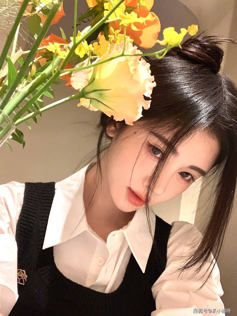 鞠婧祎白衬衫搭配黑色背心纤细美腿展露无遗