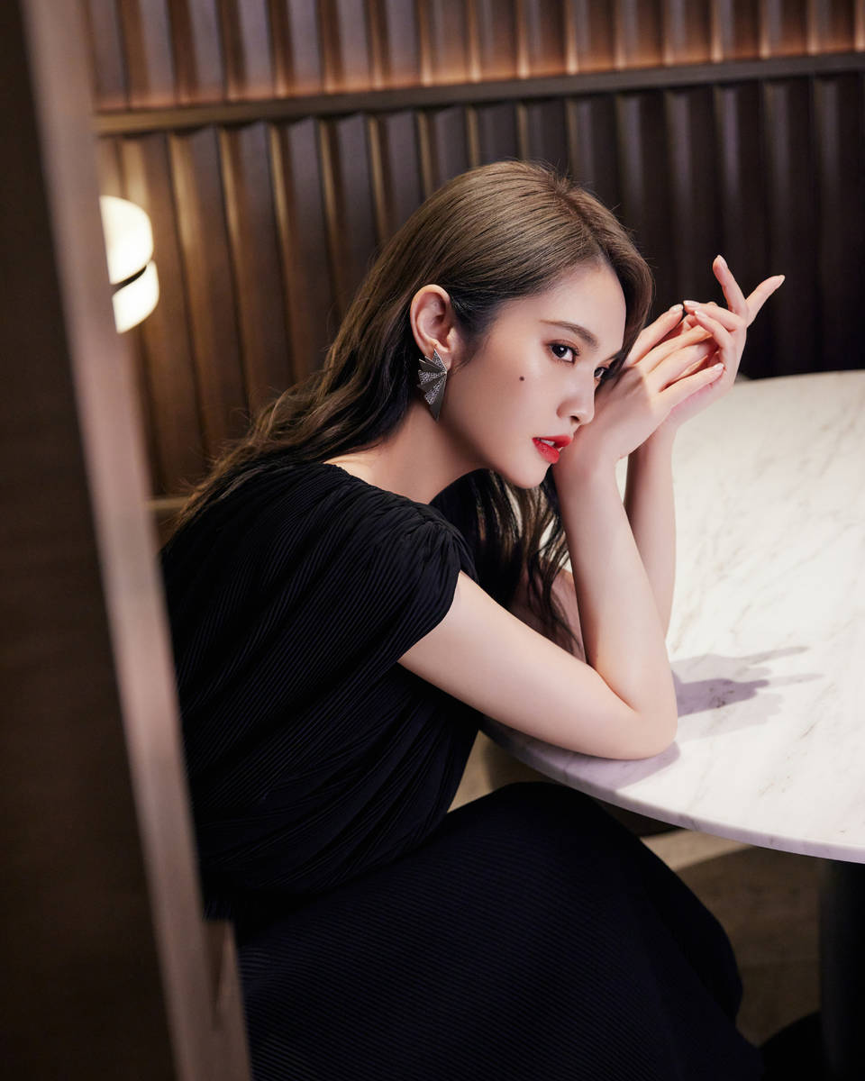 杨丞琳穿黑色长裙御姐范儿十足腰肢盈盈红唇吸睛