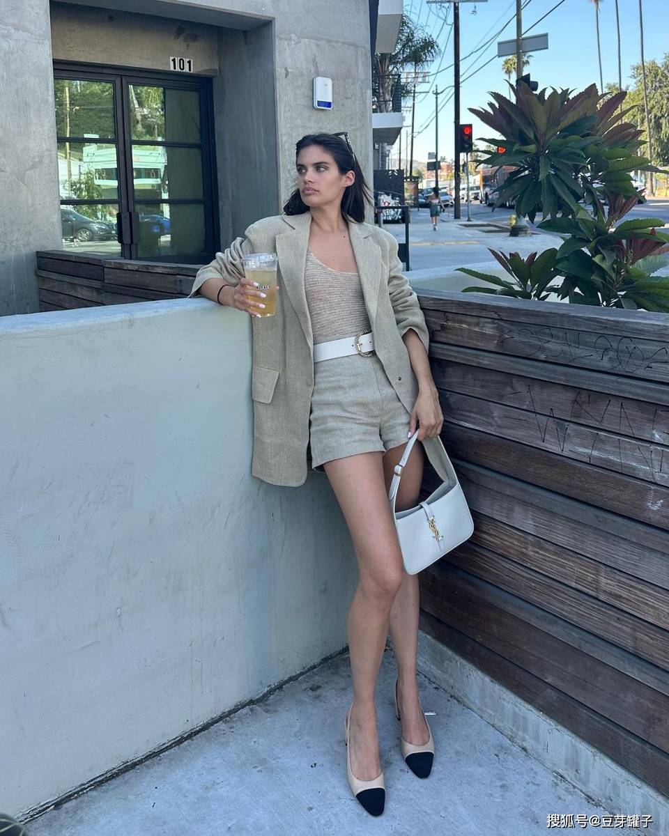 葡萄牙知名维密超模莎拉·桑帕伊奥(sara sampaio),身穿西装短裙街拍