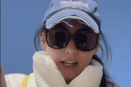 张柏芝带小儿子逛游乐园 小王子手舞足蹈