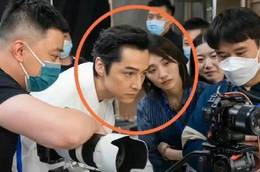 疑似胡歌和老婆同框合照曝光 夫妻二人般配