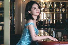 赵丽颖穿蓝色亮片裙 化身美人鱼玲珑精致