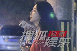 殷桃饭后步行回家 过马路险被撞快步闪开