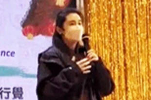 王祖贤现身华人聚会 落泪称过去没朋友