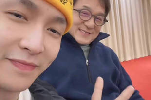 张艺兴与成龙同框比耶