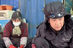 李飞无戏可拍卖鱼为生 路边摆摊满身污垢