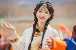 毛晓彤晒藏服造型大片 对镜甜笑明媚动人