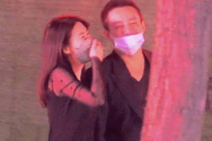 汪小菲疑似新恋情曝光 与美女牵手逛街被拍