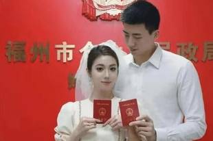 官宣!男排国手领证结婚 娇妻极品身材大长腿
