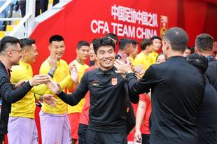 国足全体列队致敬郑智 孙雯送上纪念奖杯