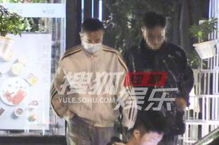 52岁于和伟两鬓斑白